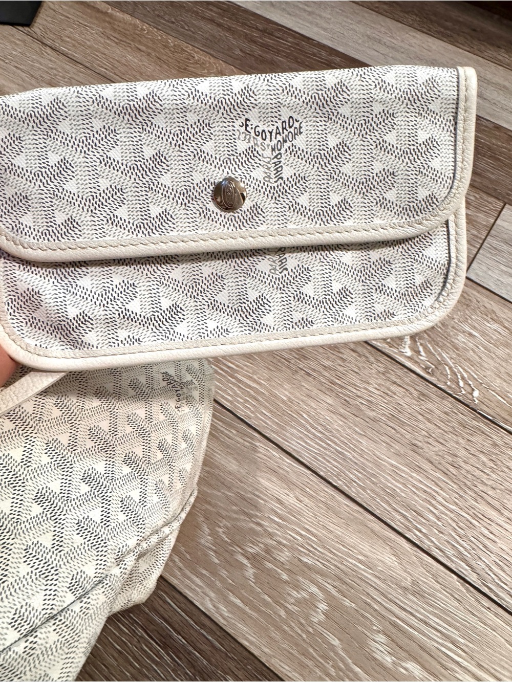 Goyard Saint Louis Tote in White with Matching Pouch - Picture 6 of 12